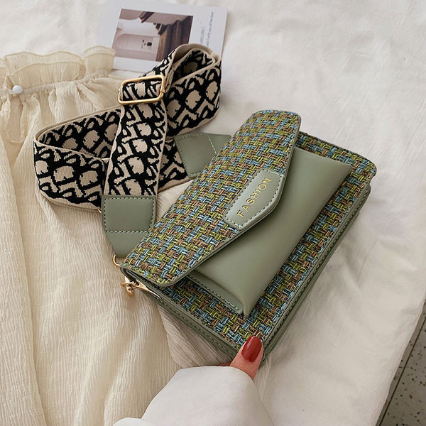 Geanta mica moderna din material textil si piele ecologica in verde, alb, albastru, negru si galben