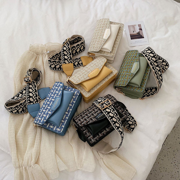 Geanta mica moderna din material textil si piele ecologica in verde, alb, albastru, negru si galben