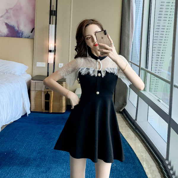 Rochie de dama cu maneci scurte din dantela si nasturi de culoare neagra