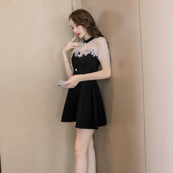 Rochie de dama cu maneci scurte din dantela si nasturi de culoare neagra