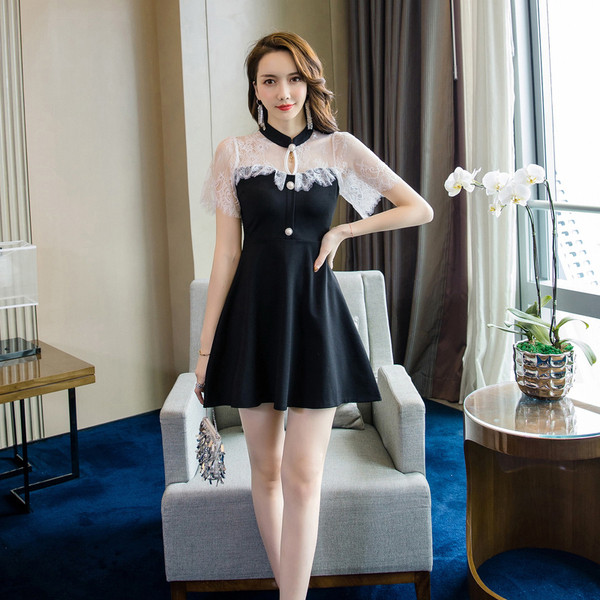 Rochie de dama cu maneci scurte din dantela si nasturi de culoare neagra