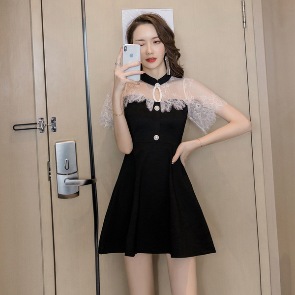 Rochie de dama cu maneci scurte din dantela si nasturi de culoare neagra