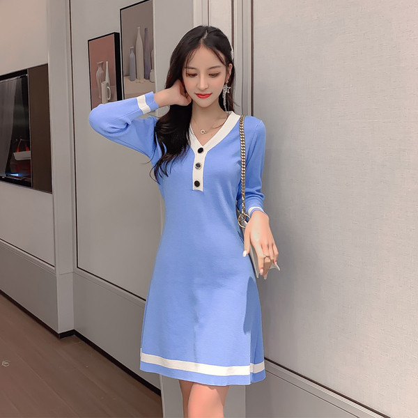 Kötött női ruha gombokkal és spitz nyakkivágással kék és fekete színben