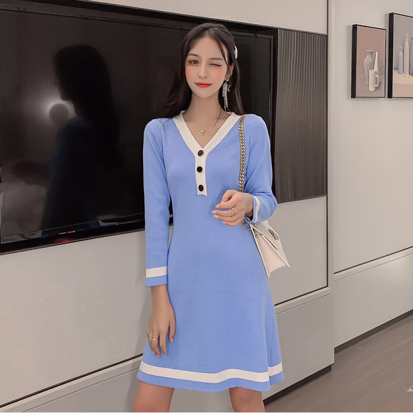 Kötött női ruha gombokkal és spitz nyakkivágással kék és fekete színben