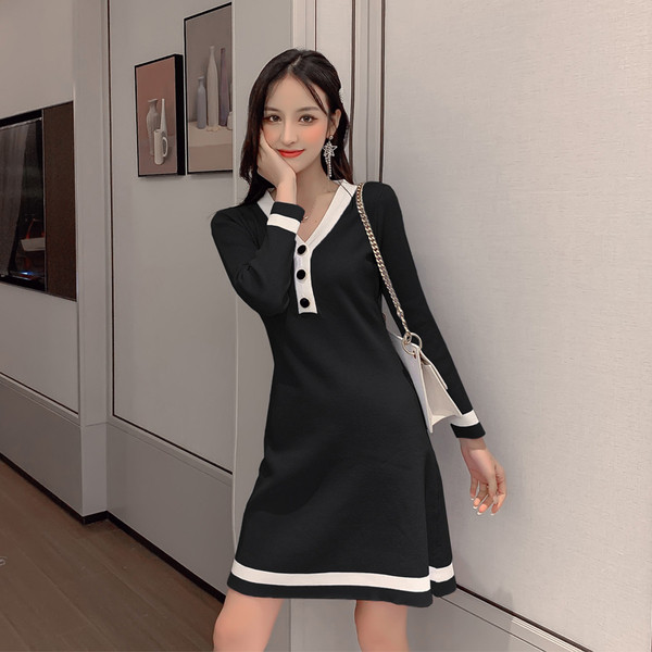 Kötött női ruha gombokkal és spitz nyakkivágással kék és fekete színben