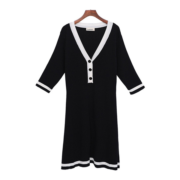 Kötött női ruha gombokkal és spitz nyakkivágással kék és fekete színben