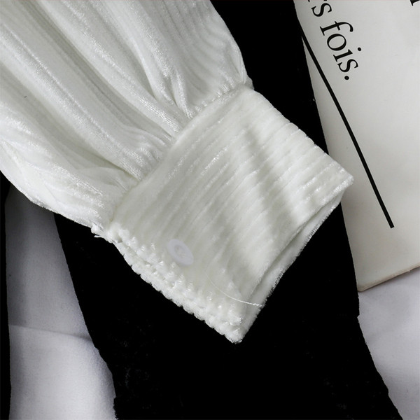 Cămașă modernă de damă din catifea cu decolteu rotund în alb și negru