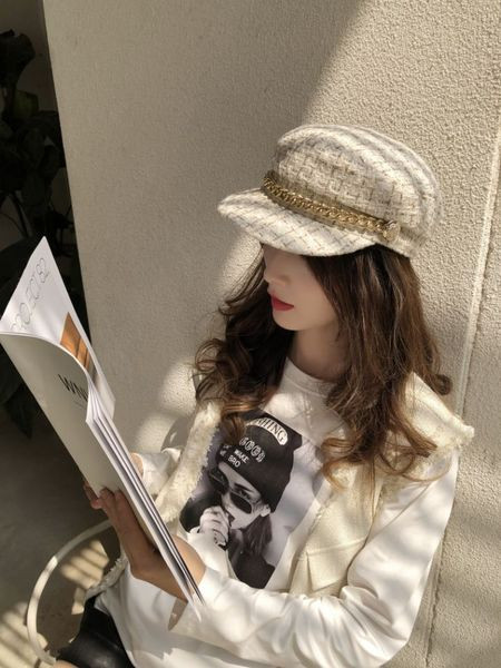 Palarie moderna de dama cu viziera si lant in bej, negru si rosu