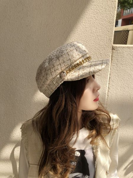 Palarie moderna de dama cu viziera si lant in bej, negru si rosu