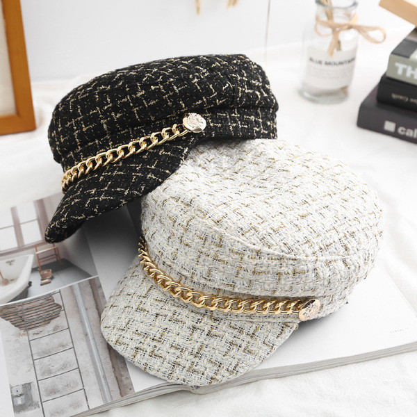 Palarie moderna de dama cu viziera si lant in bej, negru si rosu