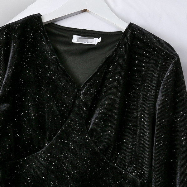 Modern női ruha, hosszú ujjú, spitz nyakkivágással, fekete bársonyból