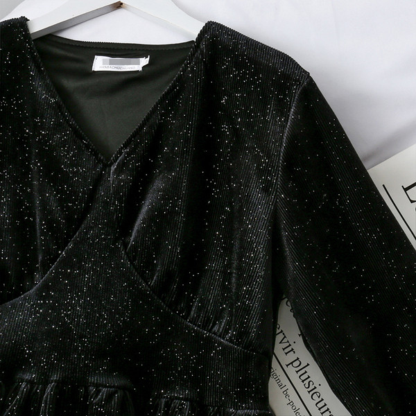 Modern női ruha, hosszú ujjú, spitz nyakkivágással, fekete bársonyból