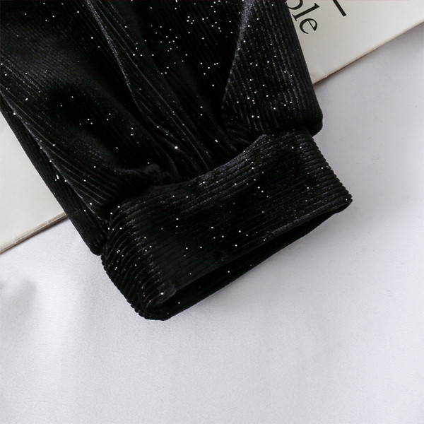 Modern női ruha, hosszú ujjú, spitz nyakkivágással, fekete bársonyból