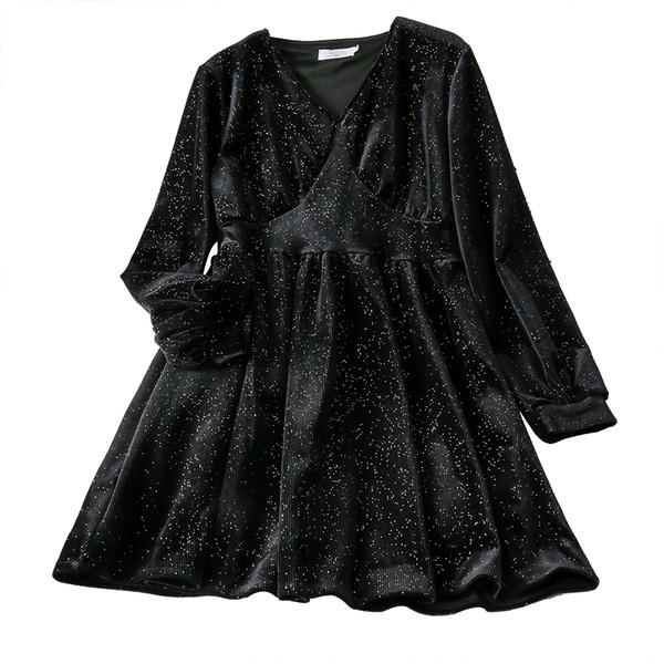 Modern női ruha, hosszú ujjú, spitz nyakkivágással, fekete bársonyból