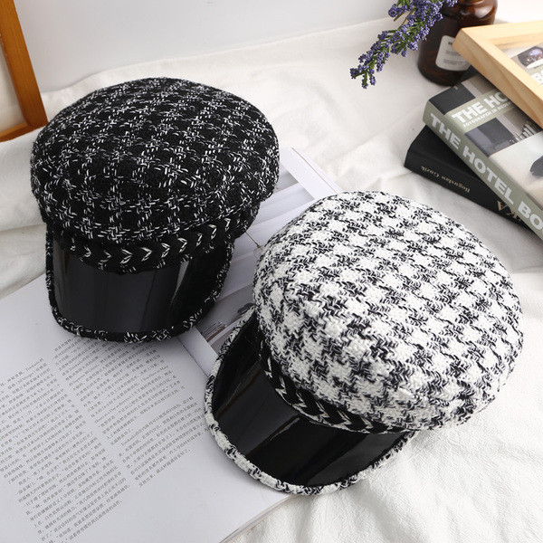 Palarie de dama in carouri cu viziera in alb si negru