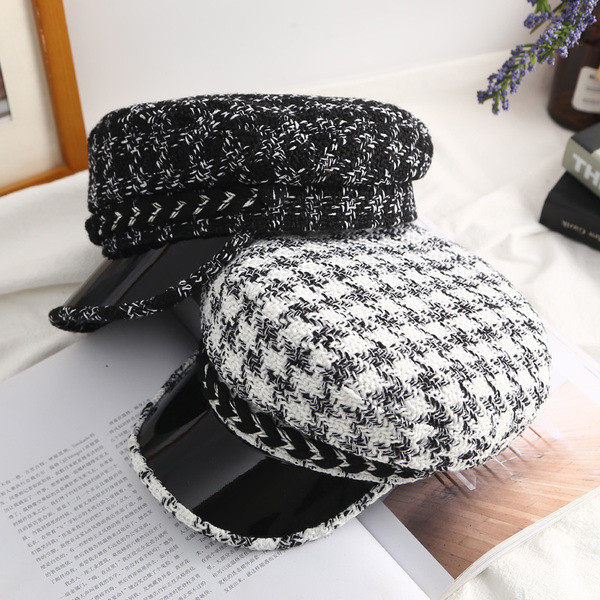 Palarie de dama in carouri cu viziera in alb si negru