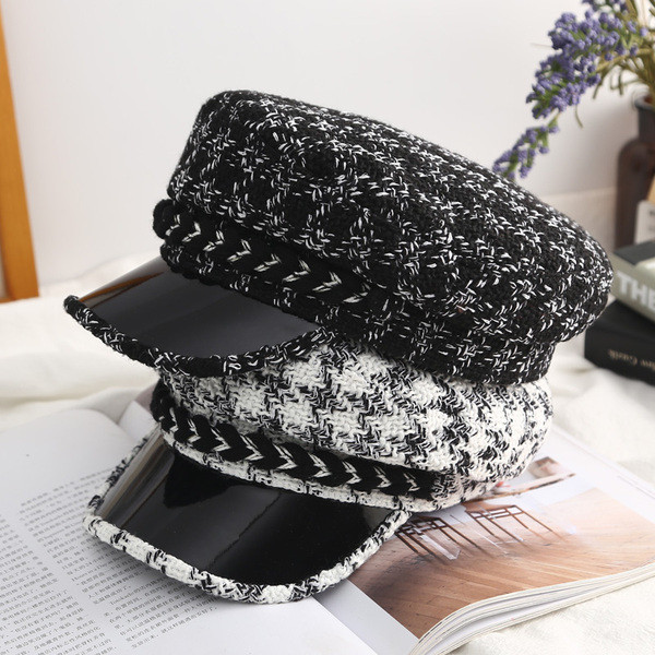 Palarie de dama in carouri cu viziera in alb si negru