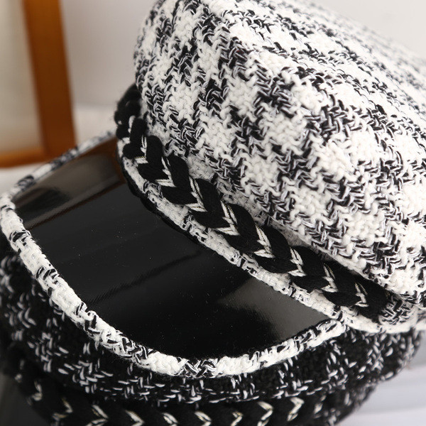 Palarie de dama in carouri cu viziera in alb si negru
