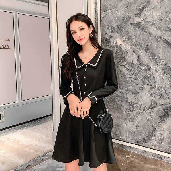 Modern női ruha spitz nyakkivágással és fekete gombokkal