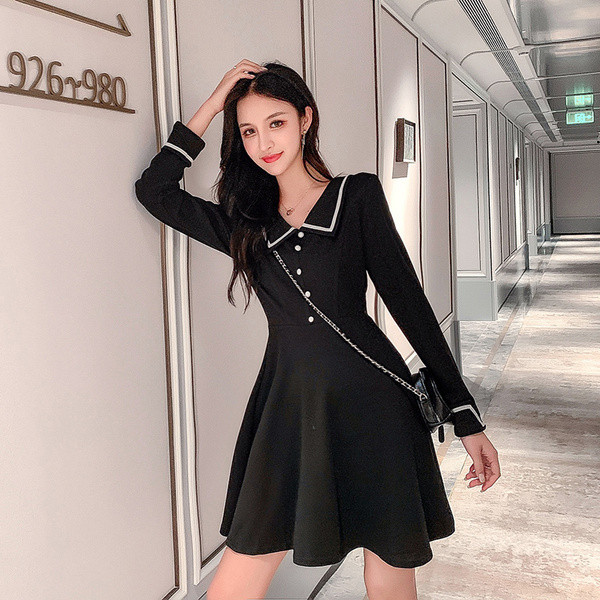 Modern női ruha spitz nyakkivágással és fekete gombokkal