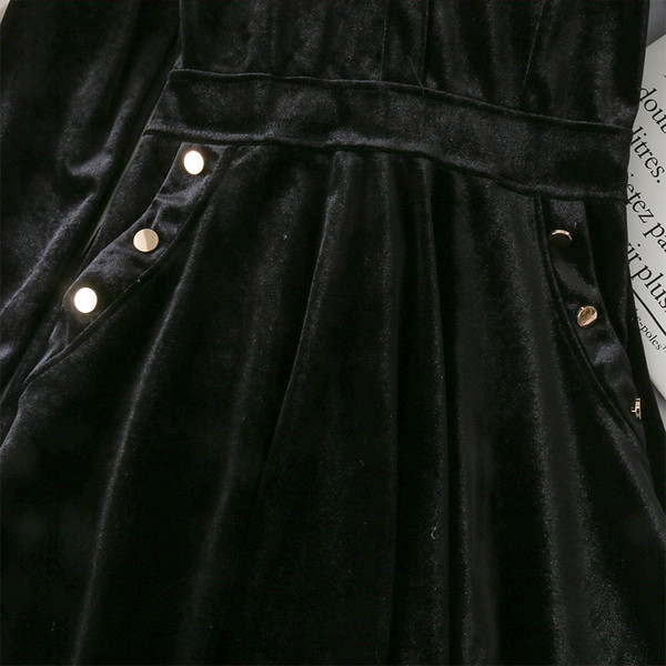 Rochie moderna de dama din catifea neagra cu nasturi