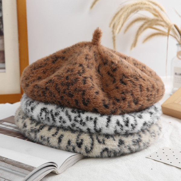 Modern női beret típusú svájcisapka leopárd mintával