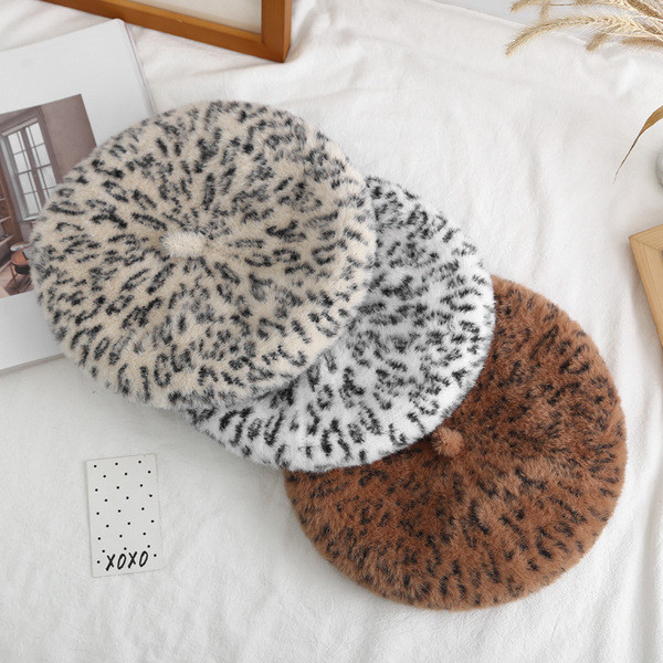 Modern női beret típusú svájcisapka leopárd mintával