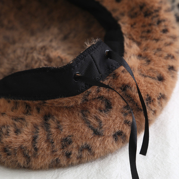 Modern női beret típusú svájcisapka leopárd mintával