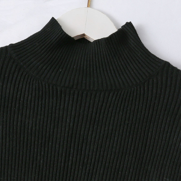 Modern női kötött ruha pólógallérral és hosszú ujjú fekete színben