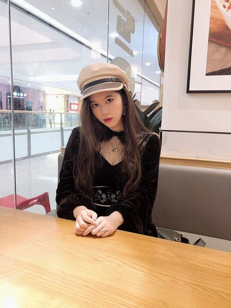 Modern női sapka flitterekkel bézs, rózsaszín, kék, fekete és barna színekben