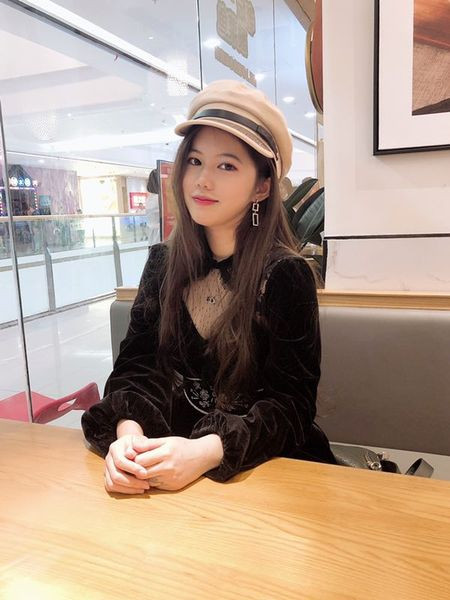 Modern női sapka flitterekkel bézs, rózsaszín, kék, fekete és barna színekben