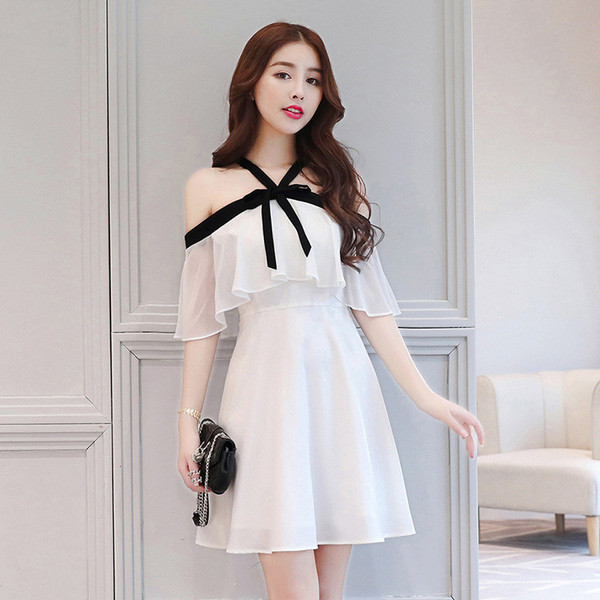 Modern női sifon ruha csupasz vállakkal, fehér színben