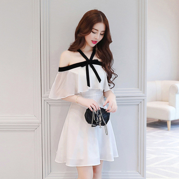 Modern női sifon ruha csupasz vállakkal, fehér színben