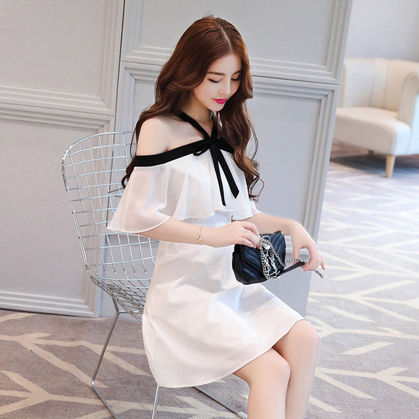 Modern női sifon ruha csupasz vállakkal, fehér színben