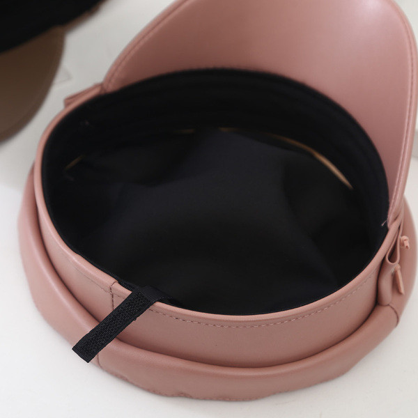 Eko bőrből készült stílusos női sapka napellenzővel