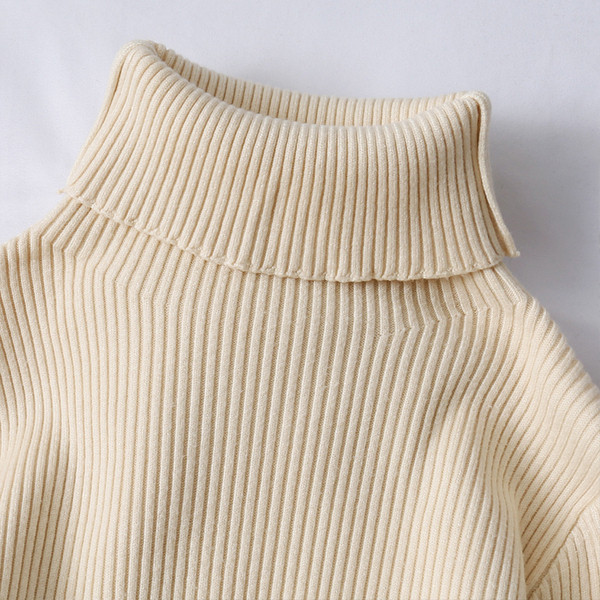 Pulover de damă modern din tricot subțire, cu guler polo înalt și nasturi la mâneci