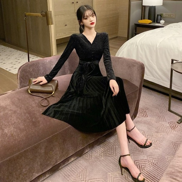 Rochie de damă lungă din catifea plisată, cu decolteu în V, de culoare neagră