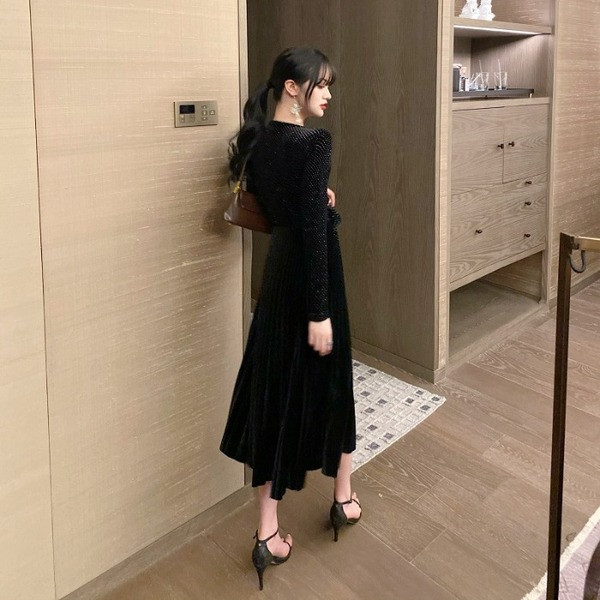 Rochie de damă lungă din catifea plisată, cu decolteu în V, de culoare neagră