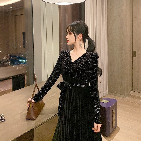 Rochie de damă lungă din catifea plisată, cu decolteu în V, de culoare neagră