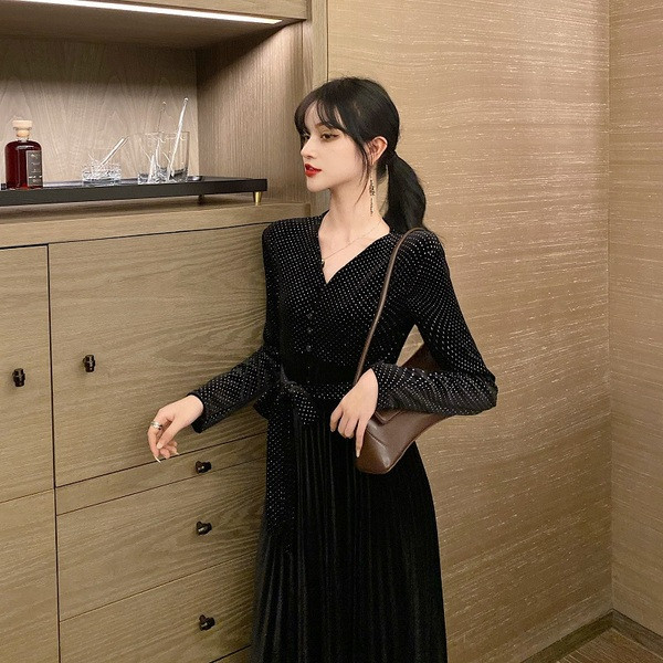 Rochie de damă lungă din catifea plisată, cu decolteu în V, de culoare neagră