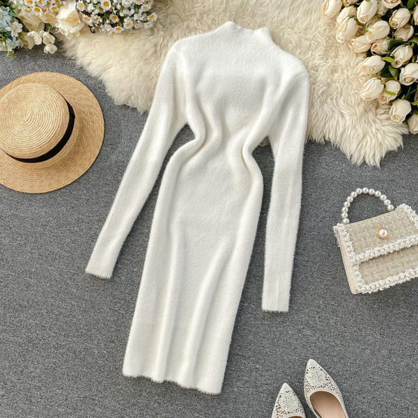 Pehelyszínes női téli ruha pólógallérral, fehér és fekete színben