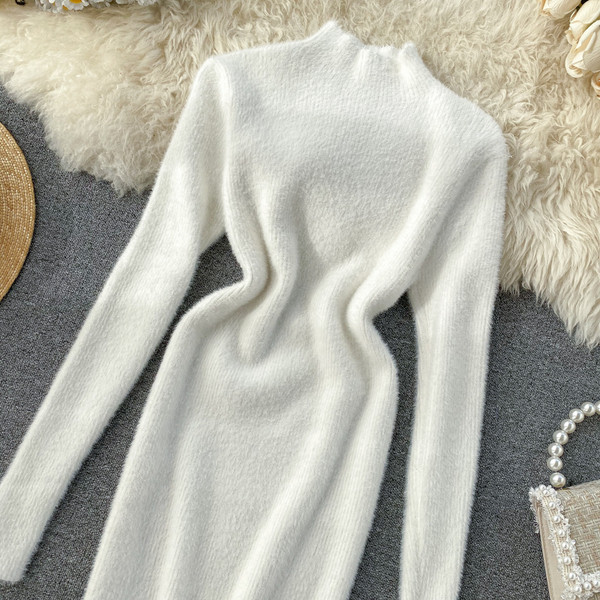 Pehelyszínes női téli ruha pólógallérral, fehér és fekete színben