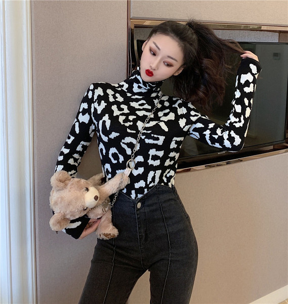 Vékony kötésből készült női pulóver pólógallérral és leopárd mintával