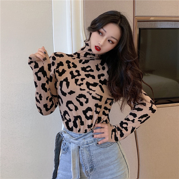 Vékony kötésből készült női pulóver pólógallérral és leopárd mintával
