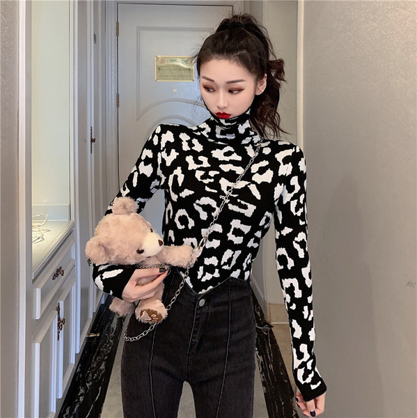Vékony kötésből készült női pulóver pólógallérral és leopárd mintával