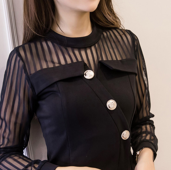 Stílusos női rövid ruha kerek nyakkivágással, gombokkal és pecsét ujjakkal fekete színben