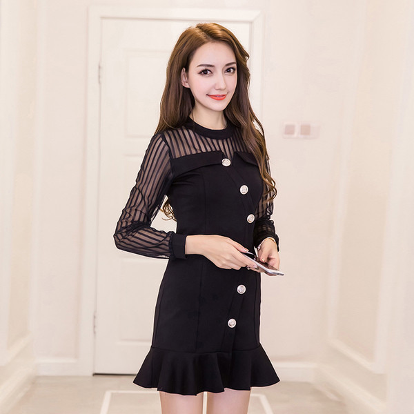 Stílusos női rövid ruha kerek nyakkivágással, gombokkal és pecsét ujjakkal fekete színben