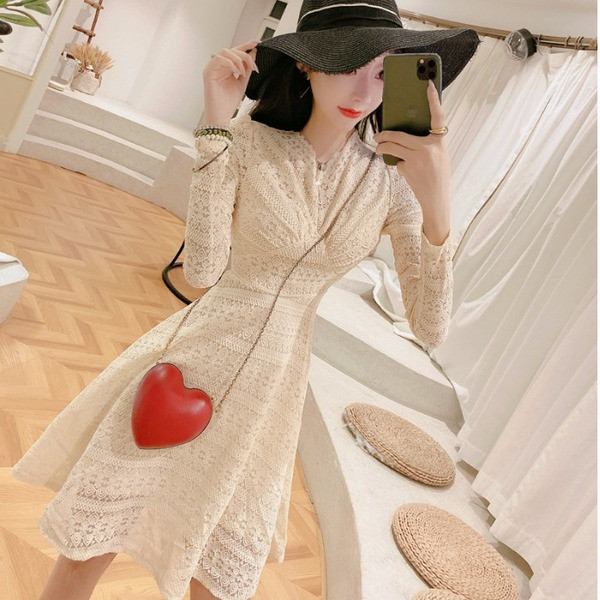 Fekete-fehér női csipke ruha