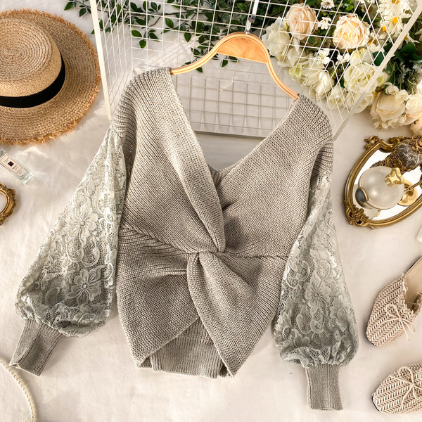 NOU pulover de dama cu dantela pe maneci si decolteu in V