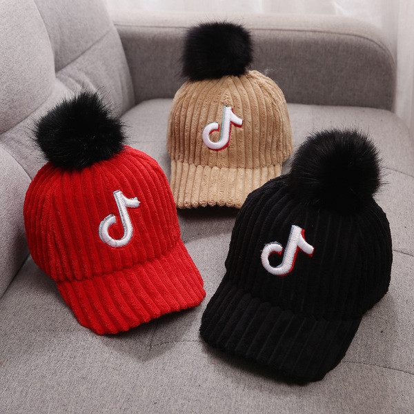 Gyermek téli sapka napellenzővel és pehellyel hat színben